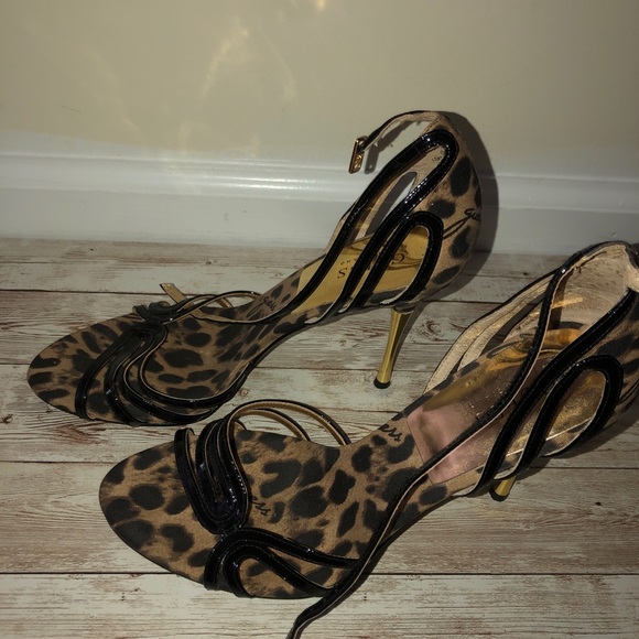 *SAME STLYE DIFFERENT PRINT* Guess by Marciano - Picture 2 of 5